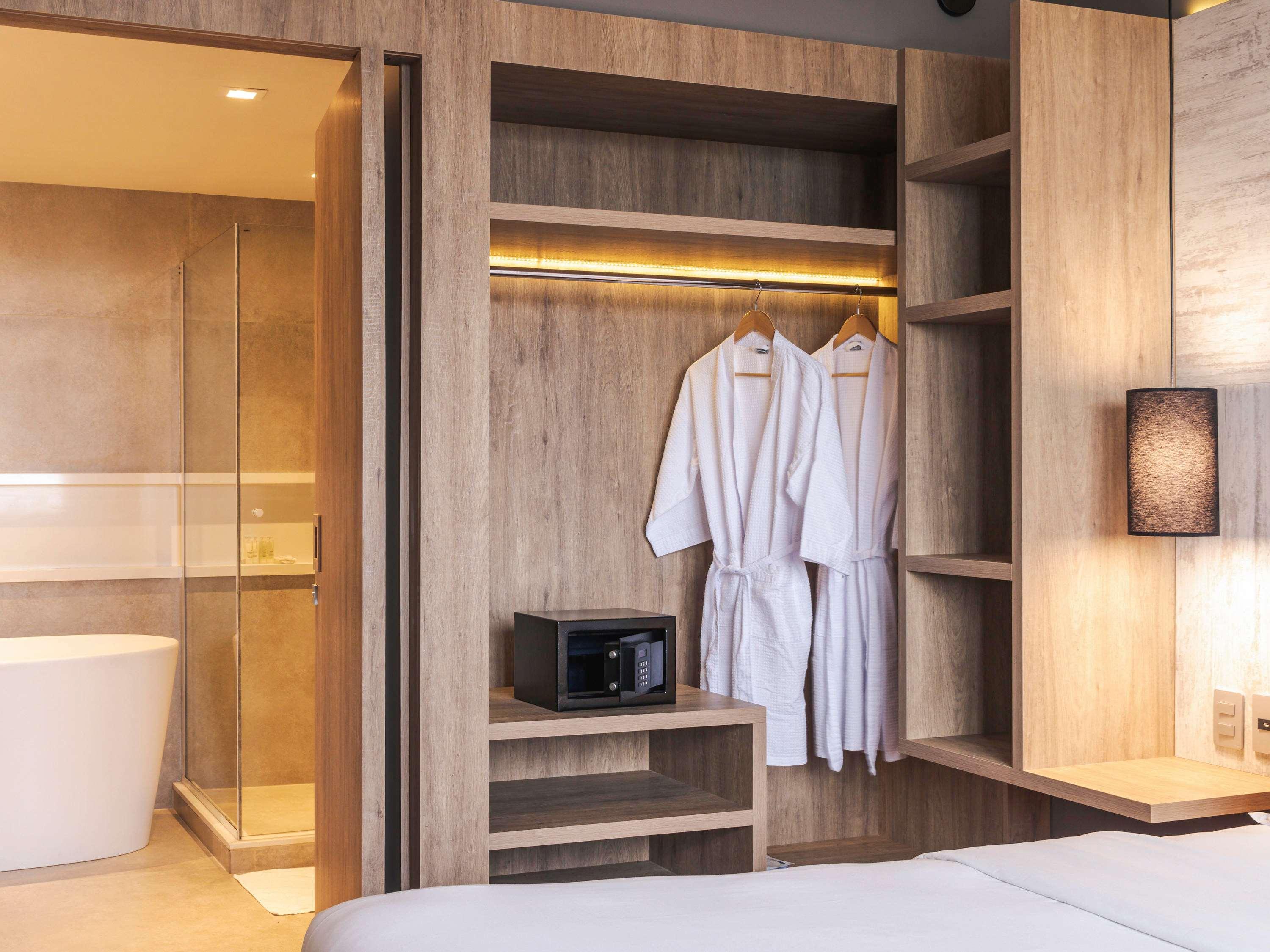 Novotel Airport 4*